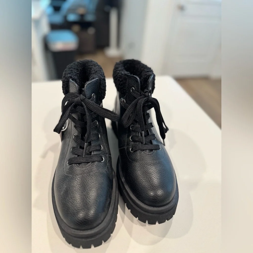 Old Navy Black Sherpa Lined Faux Leather Lace-Up Ankle Boots Size 8
